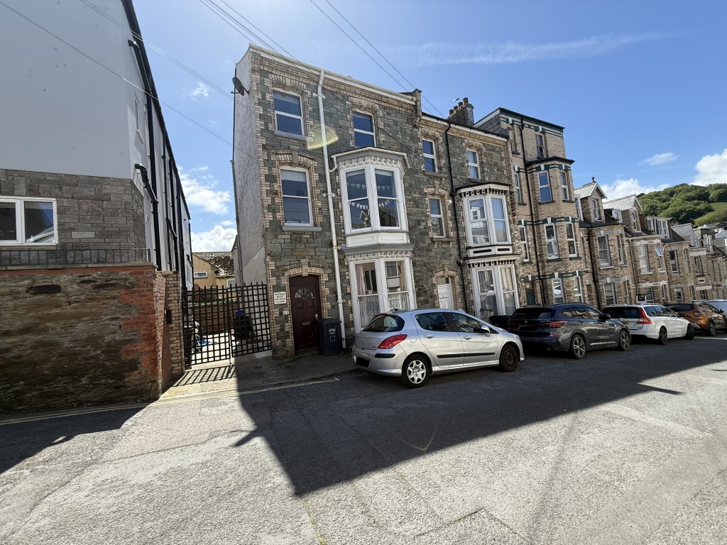 Lot: 73 - FREEHOLD RESIDENTIAL INVESTMENT ARRANGED AS TWO FLATS - Front and Side of property